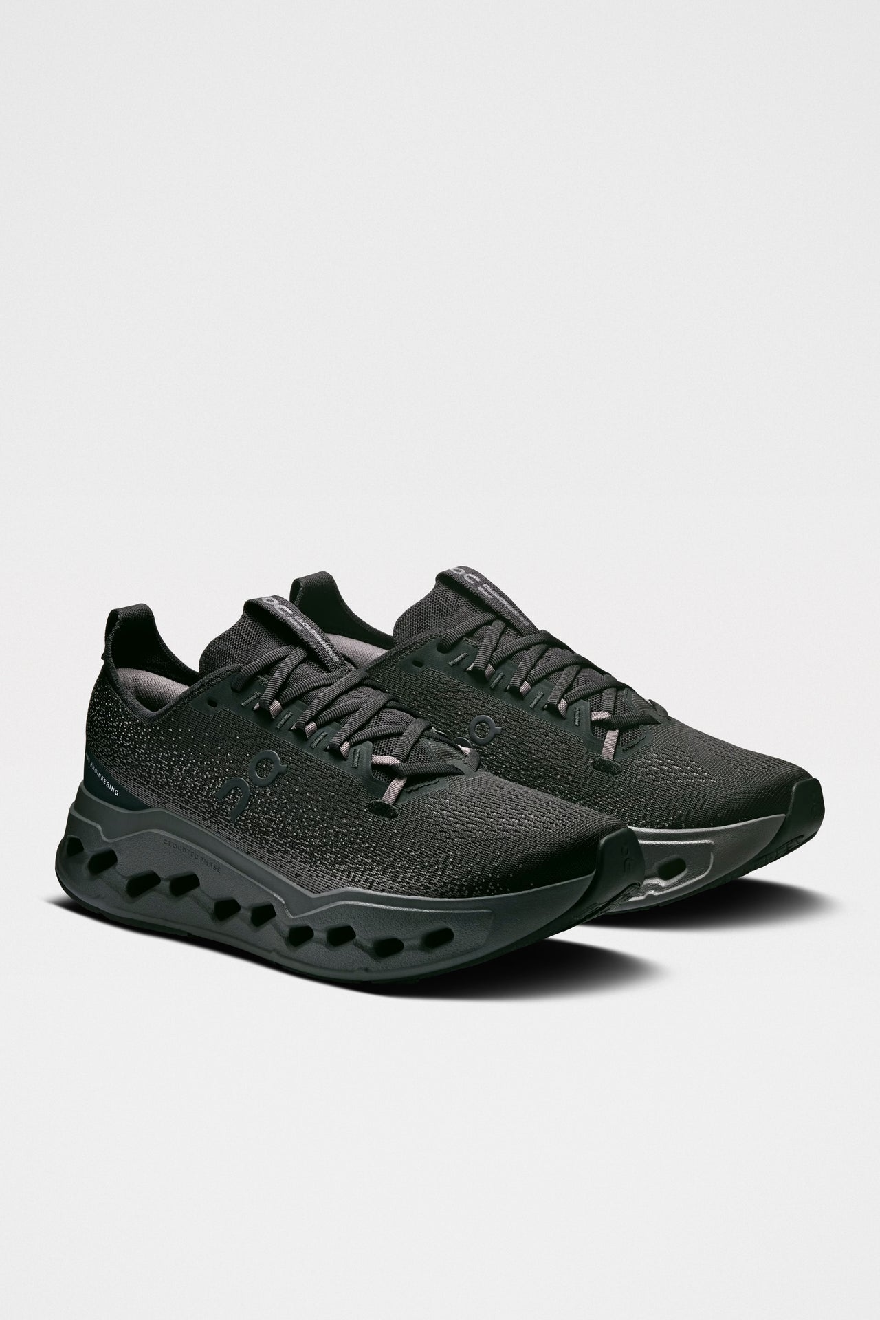 On Cloudsurfer Max Black / Eclipse