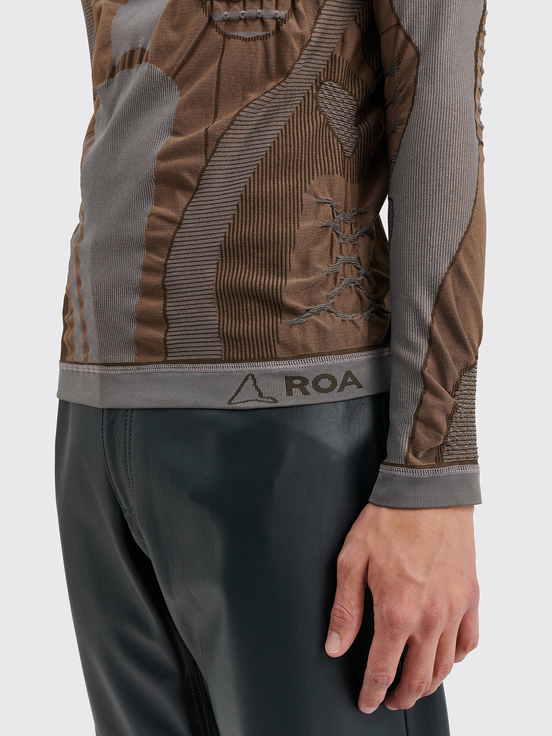 ROA Roundneck 3D Knit Sweater Brown / Grey