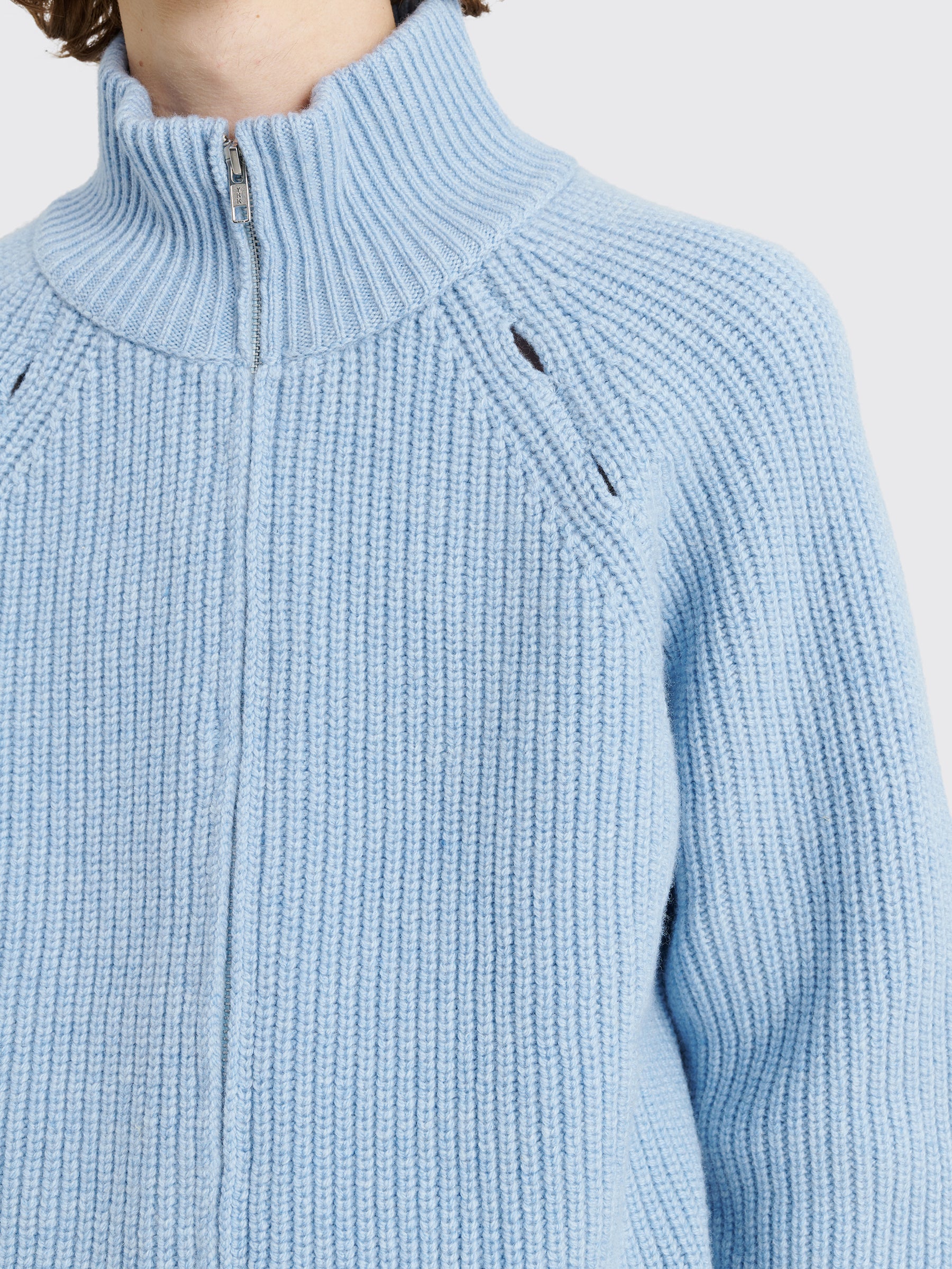 TRÈS BIEN everywear Cut Out Zip Knit Merino Cashmere Light Blue