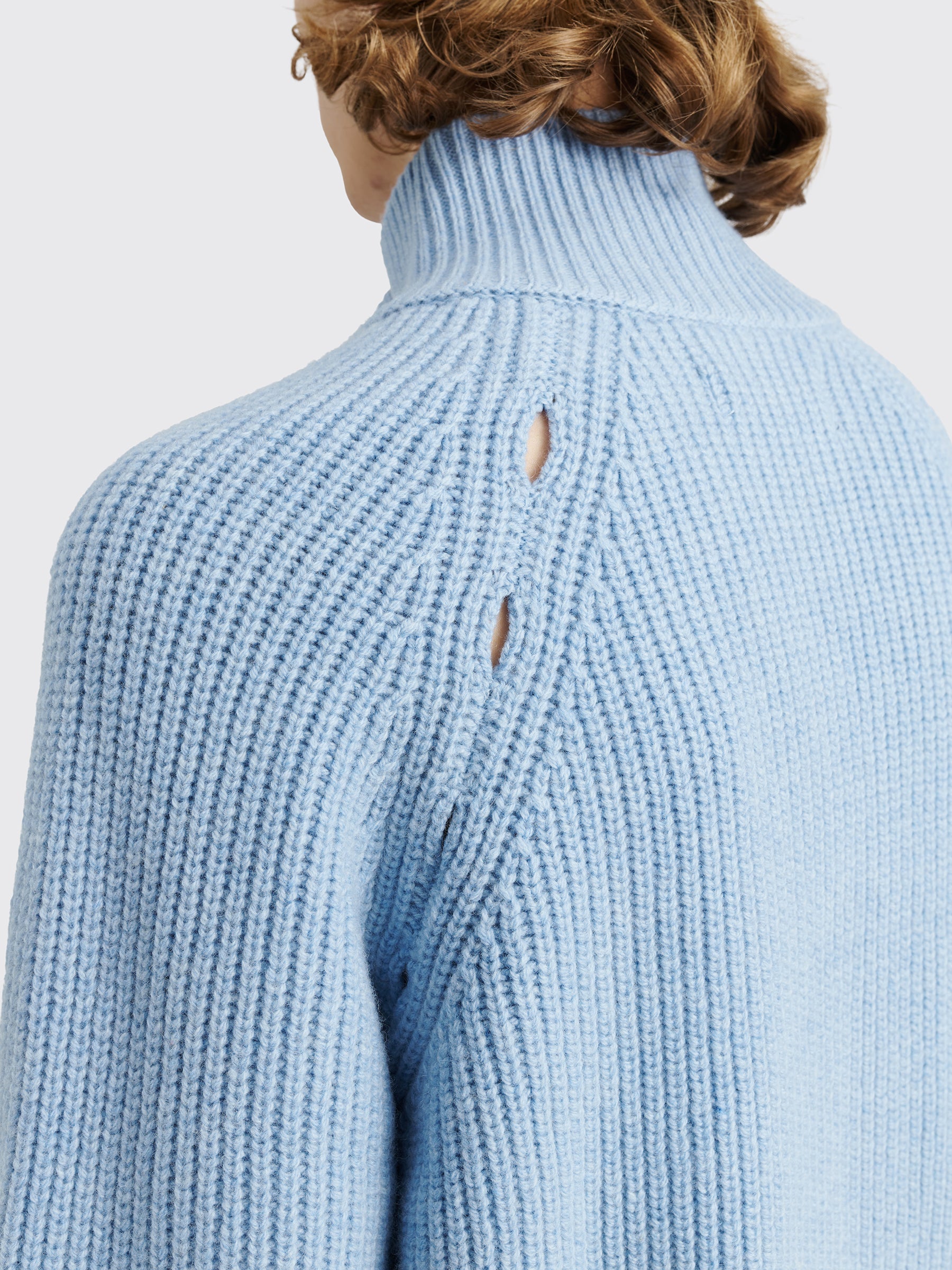 TRÈS BIEN everywear Cut Out Zip Knit Merino Cashmere Light Blue